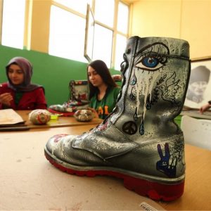 أحذية عسكرية تنبت أزهارا في مدرسة تركية 19
