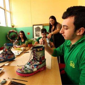 أحذية عسكرية تنبت أزهارا في مدرسة تركية 5