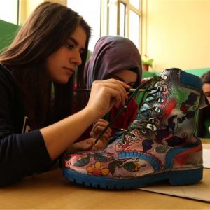 أحذية عسكرية تنبت أزهارا في مدرسة تركية 7