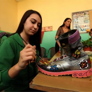 أحذية عسكرية تنبت أزهارا في مدرسة تركية 9
