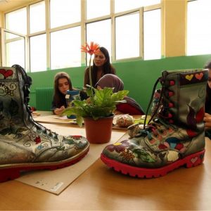 أحذية عسكرية تنبت أزهارا في مدرسة تركية 15