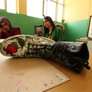 أحذية عسكرية تنبت أزهارا في مدرسة تركية 17