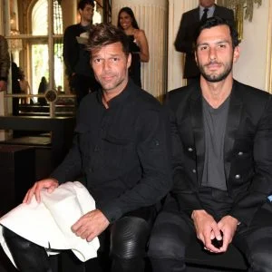 المغني العالمي ريكي مارتين يعلن خطوبته على رسام سوري