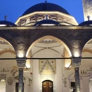 بعد صمت 104 سنوات.. الأذان يصدح مجددًا من “أميرة البلقان”