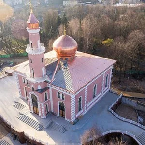 أردوغان يفتتح مسجد مينسك بعد أن أعادت تركيا بناءه