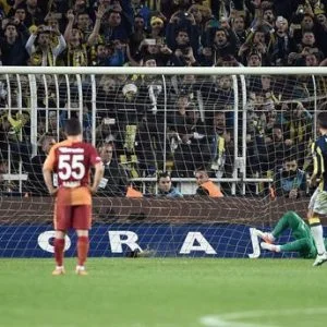 فنربهتشه يحسم الديربي التركي بتغلبه على غلاطه سراي بهدفين نظيفين