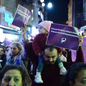 عشرات الاتراك يحتجون على قانون “الاعتداء الجنسي” الجديد