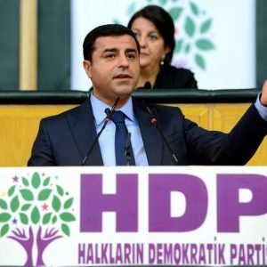 تعرّف على التهم الموجهة لنواب “الشعوب الديمقراطي” الموقوفين بتركيا
