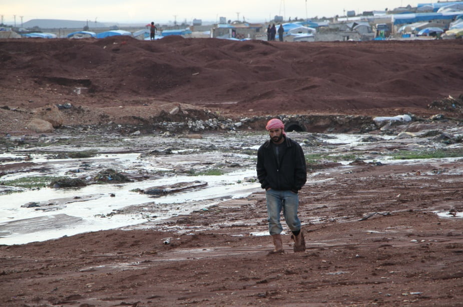 أمطار ووحول تغرق مخيمات السوريين الهاربين من قصف النظام وروسيا 2 qasfasfasfasf