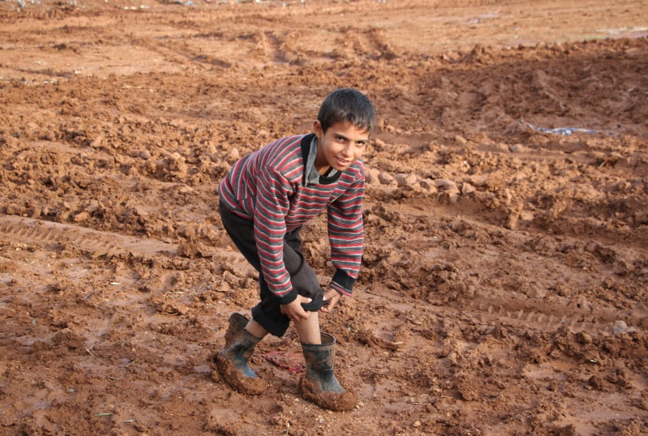 أمطار ووحول تغرق مخيمات السوريين الهاربين من قصف النظام وروسيا 1 qawqawfasf