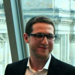 لاجئٌ من حلب يصبح أوَّل متدرِّب سوري في البرلمان الألماني