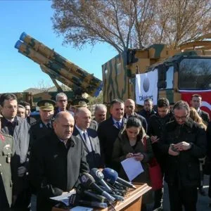 وزير الدفاع التركي: نتواصل مع أمريكا وروسيا حول مدينة الباب