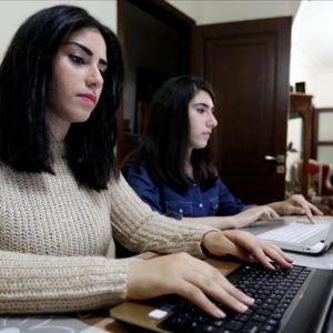شقيقتان لبنانيتان.. من مشاهدة الدراما التركية إلى ترجمتها في 18 شهراً