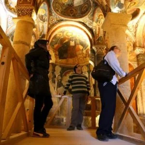 جداريات كنائس كابادوكيا تنبض بالحياة وسط أرض قاحلة