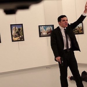 من هو مصور حادث اغتيال السفير الروسي في أنقرة؟
