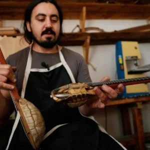 موسيقي تركي يصنع آلاته من درع السلحفاة