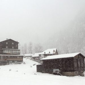 الثلوج تغطي مرتفعات “ريزا” والبيوت القروية الهادئة 7