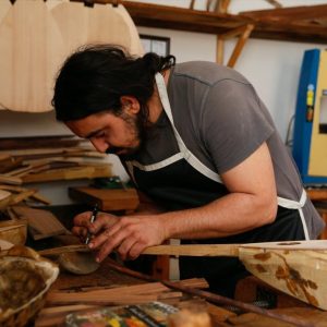 موسيقي تركي يصنع آلاته من درع السلحفاة 7