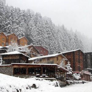 الثلوج تغطي مرتفعات “ريزا” والبيوت القروية الهادئة 9