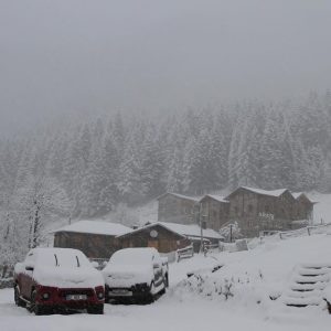 الثلوج تغطي مرتفعات “ريزا” والبيوت القروية الهادئة 15