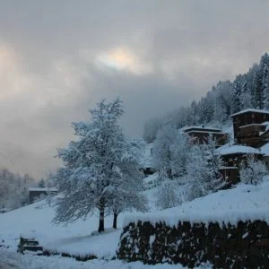 الثلوج تغطي مرتفعات “ريزا” والبيوت القروية الهادئة