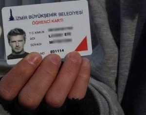 طالب تركي يستخدم صورة “بيكهام” بدلا من صورته على بطاقة المواصلات العامة