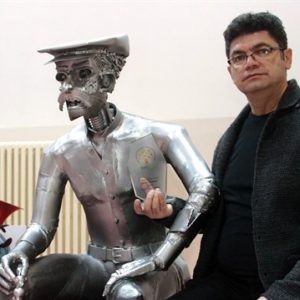 من الخردة .. تركي يصنع تماثيل لشخصيات حقيقية