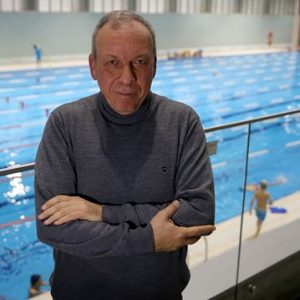مدرب سباحة سوري يطوّر طريقة استشفاء استقاها من “رحم الأم”