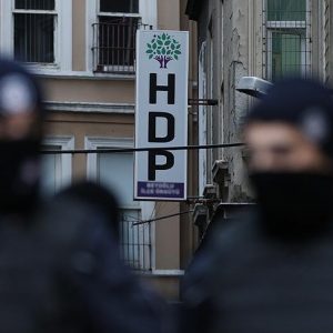 توقيف 67 من قيادات “الشعوب الديمقراطي” في تركيا بتهم تتعلق بالإرهاب