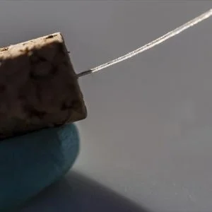 نحّات تركيّ يخطّ “البسملة” على شعرة