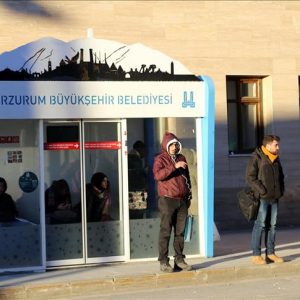 مواقف مكيَفة في أرضروم التركية لحماية الموطنين من برد الشتاء