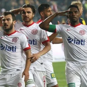 الكاميروني إيتو والإيفواري دروغبا يدعمان تركيا بـ”تحية عسكرية”