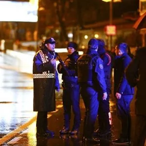 بدل ملابس بابا نويل وهرب.. البحث عن منفِّذ اعتداء الملهى الليلي مازال مستمراً