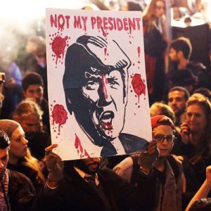 إصابة 6 من الشرطة وتوقيف 217 متظاهرًا ضد ترامب بواشنطن