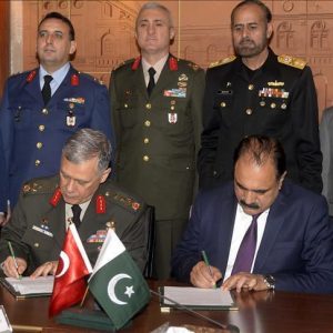 قادة عسكريون من تركيا وباكستان يبحثون تعزيز التعاون العسكري