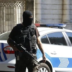 تركي يبلّغ عن اسلحة ومتفجرات في سيارته ليعيش اجواء الحماسة والمغامرة