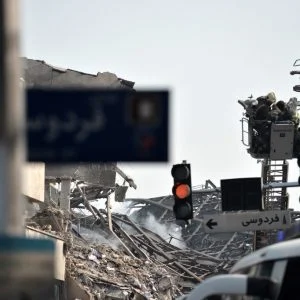 برج تجاري ضخم ينهار بعد نشوب حريق فيه في العاصمة الايرانية طهران
