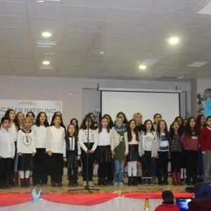 طلاب أتراك ينظموا عرضاً مسرحياً باللغة العربية بإحدى مدارس إسطنبول