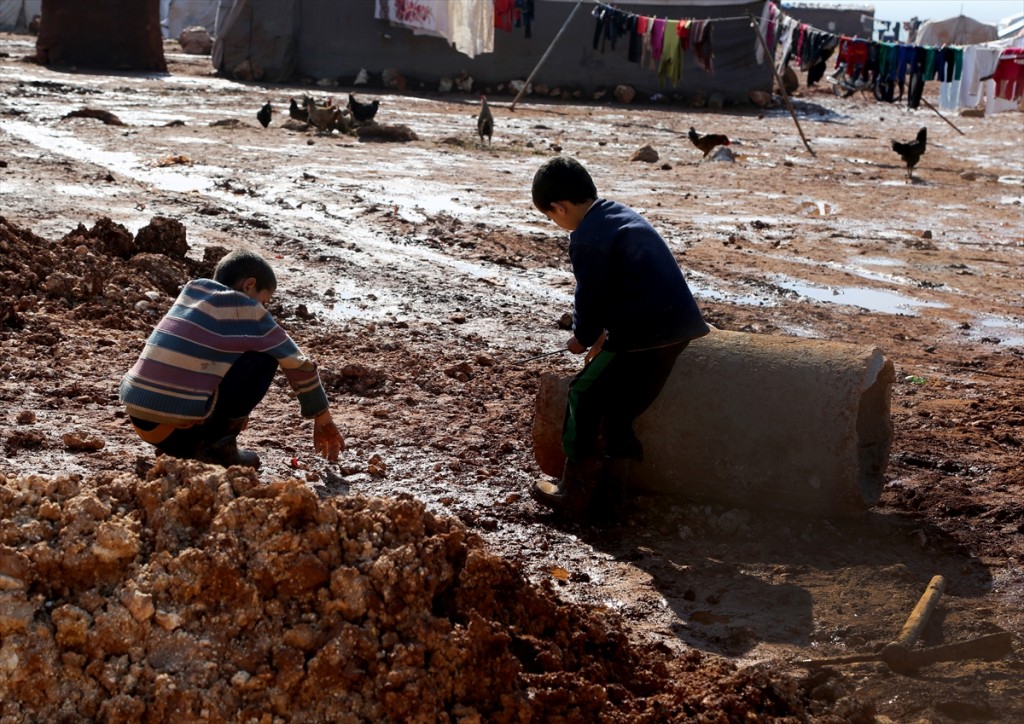 نازحون حلبيون في شتاء سوريا.. معاناة يفاقمها البرد 5