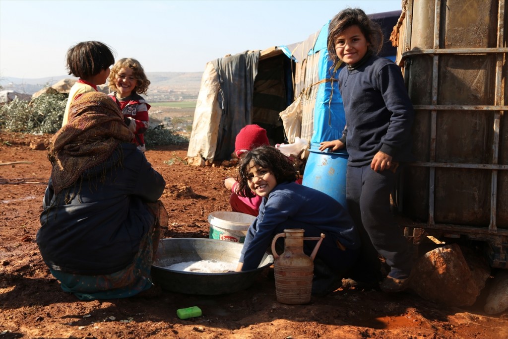 نازحون حلبيون في شتاء سوريا.. معاناة يفاقمها البرد 9