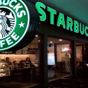 ستارباكس تعتزم توظيف 10 آلاف لاجئ في تحد لقرار ترامب
