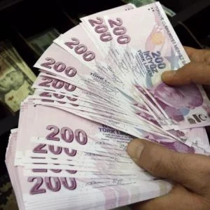 مستشار اردوغان: لدينا “اسلحة قوية” لمواجهة ضعف الليرة