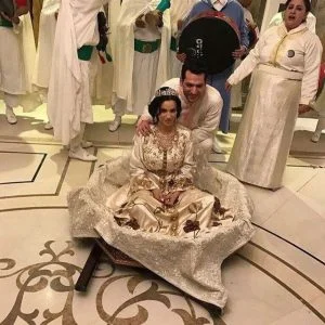 الممثل التركي “مراد يلدريم” وزوجته يقيمان حفل زفافهما الثاني بصبغة مغربية‎