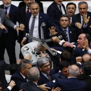 عراك داخل البرلمان التركي ادى الى كسر انف نائب 2 عراك داخل البرلمان التركي ادى الى كسر انف نائب 1