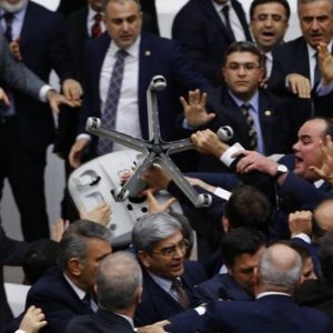 تصارعوا بالكراسي والمزهريات.. تفاصيل حادثة العراك في البرلمان التركي