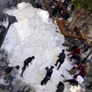 الثلج في مرسين التركية.. خدمة توفرها البلدية !
