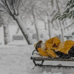 هل تدخلت بلدية اسطنبول.. صحفي تركي ينام في العراء ليختبر إجراءات البلدية لإيواء المشردين