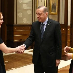 نجمة هوليود “لوهان” تهدي أردوغان قلادة تحمل شعار “العالم أكبر من خمسة”