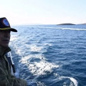 الجيش التركي ينفي تعرض زورق رئيس أركانه إلى اعتراض يوناني في بحر إيجة