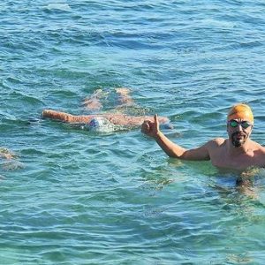 طفل تركي يحصد جائزة للسباحة في المياه المتجمدة